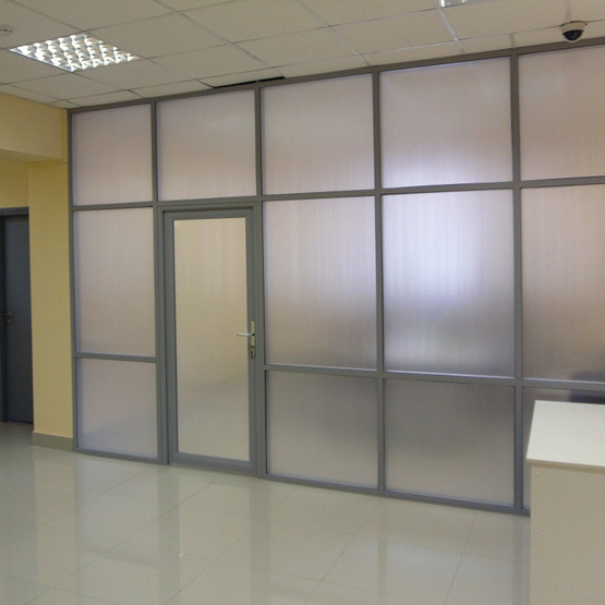 Офисные перегородки: кабинеты сотрудников, как и многие другие помещения могут быть сформированы офисными перегородками