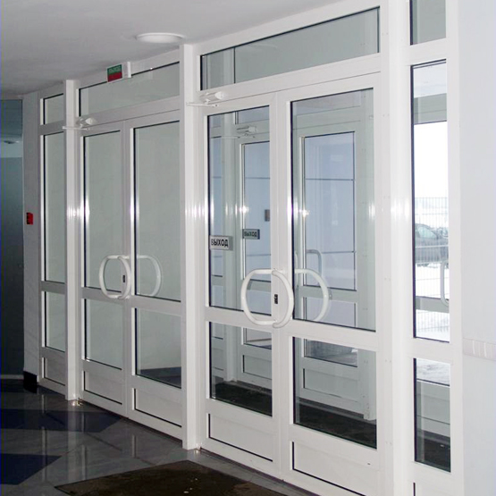 Металлопластиковые двери входной группы (тамбура) не только экономят тепло, но и средства, поскольку являются более дешевой альтернативой алюминию.