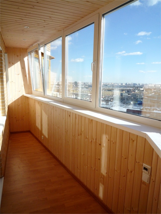 Остекление балкона окнами ПВХ, утепление балкона и отделка деревянной вагонкой