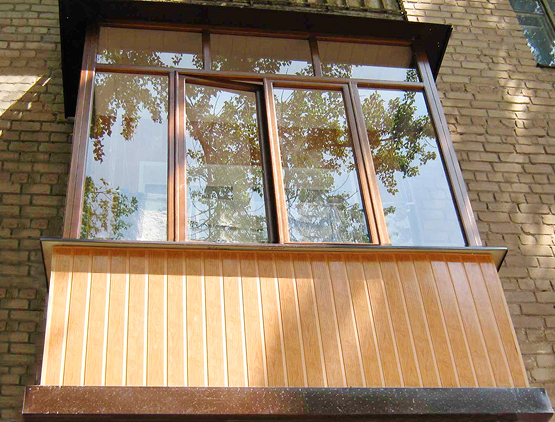 Внешняя обшивка балкона пластиковыми панелями защитит от осадков и приукрасит балкон