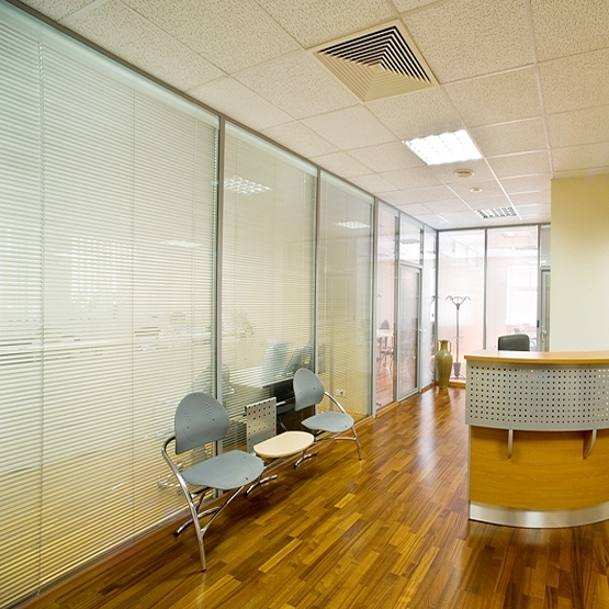 Стильные современные офисные перегородки с жалюзи внутри не только украшают офис, но имеют и дополнительную функциональность