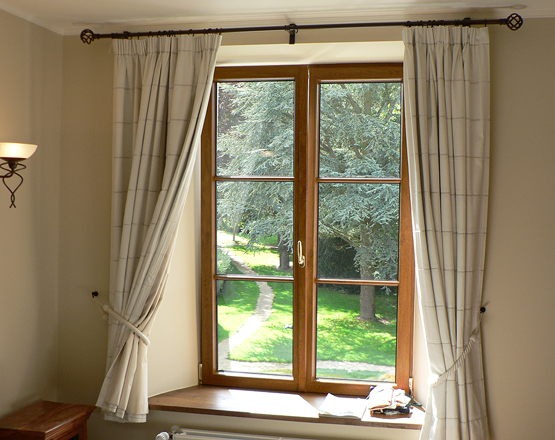 В загородном доме деревянные окна смотрятся особенно гармонично